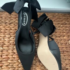 Scoop Black Pointed Bow-Accent Women’s heels